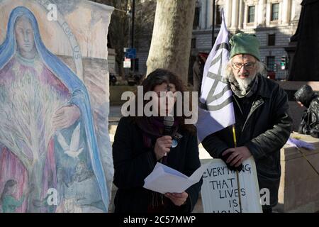 Extinction Rebellion Mehrfastengebet und Meditationsvigil für die 40 Tage und 40 Nächte der Fastenzeit beginnt in Westminster am 26. Februar 2020 in London, England, Vereinigtes Königreich. Extinction Rebellion ist eine 2018 gestartete Gruppe zum Klimawandel, die eine große Gruppe von Menschen gewonnen hat, die sich friedlichen Protesten verschrieben haben. Diese Proteste zeigen, dass die Regierung nicht genug tut, um katastrophale Klimaveränderungen zu vermeiden und die Regierung zu fordern, radikale Maßnahmen zur Rettung des Planeten zu ergreifen. Stockfoto