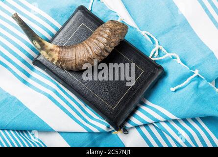 Jüdische traditionelle Objekte, Tallit, Gebet Buch Shofar -Horn auf blau jüdischen Gebet Schal. Platz für Text kopieren. Blick von oben Stockfoto