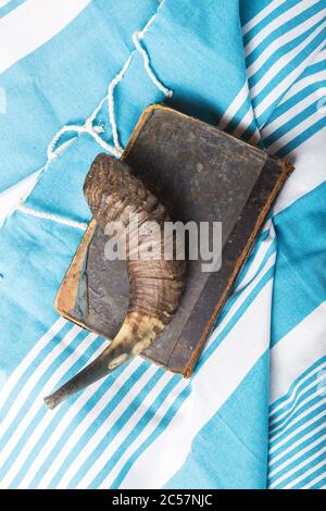 Jüdische traditionelle Objekte, Tallit, Gebet Buch Shofar -Horn auf blau jüdischen Gebet Schal. Platz für Text kopieren. Blick von oben Stockfoto