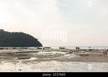 Blick vom Strand auf einem grünen tropischen Insel bei Ebbe. Stockfoto