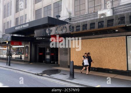 Da einige nicht unbedingt notwendige Geschäfte wieder geöffnet werden, kehren die Käufer in die Oxford Street zurück, während die verschiedenen Einzelhandelsgeschäfte, die am 26. Juni 2020 in London, England, Großbritannien, geöffnet sind, soziale Distanzierungsmaßnahmen ergreifen. Da die Frist für den Juli näher kommt und die Regierung ihre Sperrregeln weiter lockern wird, bleibt das West End ruhig, abgesehen von diesem beliebten Einkaufsviertel, das selbst weit weniger Menschen auf seinen Gehwegen hat als normal. Stockfoto