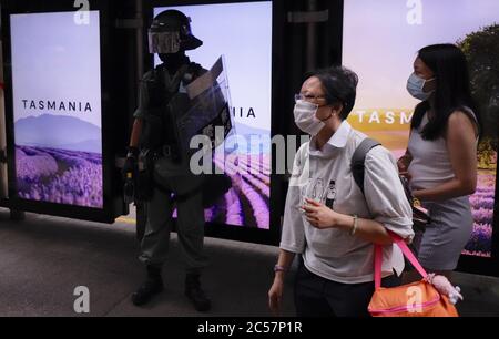 Hongkong, CHINA. Juli 2020. Die Polizei der Riot-Polizei steht Wache vor dem elektronischen Werbebildschirm.mit der Umsetzung des neu erlassenen NATIONALEN SICHERHEITSGESETZES wird die jährliche KUNDGEBUNG AM 1. JULI von der Polizei der Riot-Polizei unterdrückt, sodass die Bürger sich nicht frei in der Gegend bewegen können, so dass sie nicht wie geplant einen protestmarsch einleiten können.1. Juli, 2020 Hongkong.ZUMA/Liau Chung-ren Credit: Liau Chung-ren/ZUMA Wire/Alamy Live News Stockfoto