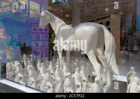 Ein Einhorn-Schaufenster in Burberry während einige nicht-wesentliche Geschäfte wieder öffnen, kehren die Käufer in die Oxford Street zurück, während soziale Distanzierungsmaßnahmen von den verschiedenen Einzelhandelsgeschäften eingeführt werden, die am 26. Juni 2020 in London, England, Großbritannien, geöffnet sind. Da die Frist für den Juli näher kommt und die Regierung ihre Sperrregeln weiter lockern wird, bleibt das West End ruhig, abgesehen von diesem beliebten Einkaufsviertel, das selbst weit weniger Menschen auf seinen Gehwegen hat als normal. Stockfoto