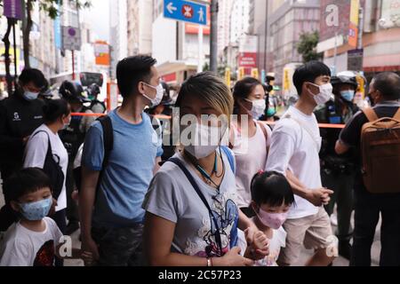 Hongkong, CHINA. Juli 2020. Mit der Umsetzung des neu erlassenen NATIONALEN SICHERHEITSGESETZES wird die jährliche KUNDGEBUNG AM 1. JULI von der Hongkonger Polizei unterdrückt. Bürger werden von der Hauptstraße abgesperrt und unter strenge Kontrolle gebracht, die sich nicht frei bewegen können, so dass sie unfähig sind, einen protestmarsch zu initiieren.1. Juli 2020 Hongkong ZUMA/Liau Chung-ren Credit: Liau Chung-ren/ZUMA Wire/Alamy Live News Stockfoto