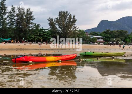 Zwei bunten Kajaks saß auf dem sandigen Boden auf das Meer bei Ebbe. Stockfoto