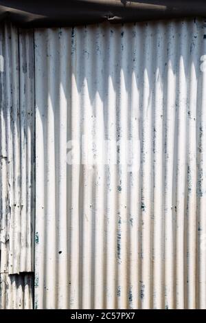 Weiß lackiert Welle Metall Blatt Wand Textur Hintergrund Stockfoto