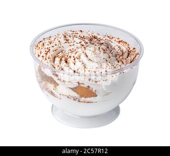 Mousse Dessert in Take Away Plastikbecher isoliert auf weiß Stockfoto