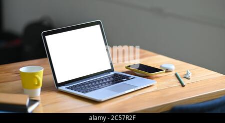 Mockup Laptop-Computer auf Arbeitstisch mit leerem Bildschirm. Stockfoto