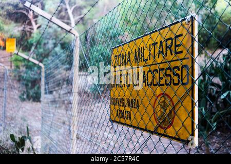 schild, das den Zugang zur Militärzone verbietet Stockfoto