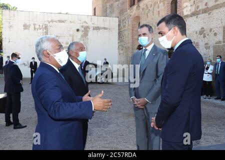 Badajoz, Spanien. Juli 2020. König Spanien Felipe VI und Präsident Portugal Marcelo Rebelo de Sousa, Pedro Sanchez während der 4 Ausgabe des Spanisch-Portugiesisch-Seminars (Hispano Luso), mit während der Wiedereröffnung der Spanien-Portugal-Grenze nach der Krise covid, in Badajoz, am Mittwoch 1 Juli 2020 Credit: CORDON PRESS/Alamy Live News Stockfoto