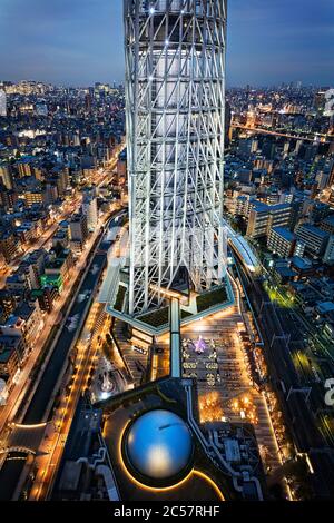 Japan, Honshu Island, Kanto, Tokyo, Blick auf den Tokyo Skytree in der Abenddämmerung. Stockfoto