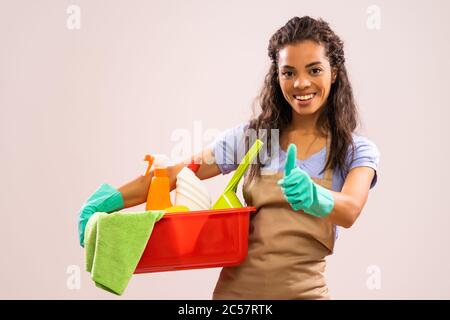 Porträt der afroamerikanischen Hausfrau, die bereit für die Hausarbeit ist. Stockfoto