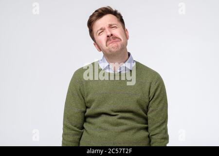 Porträt des jungen Mannes auf der Suche nach unten isoliert auf weißem Hintergrund Stockfoto