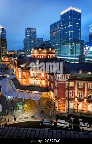 Japan, Honshu Island, Kanto, Tokyo, der Tokyo Bahnhof bei Nacht. Stockfoto