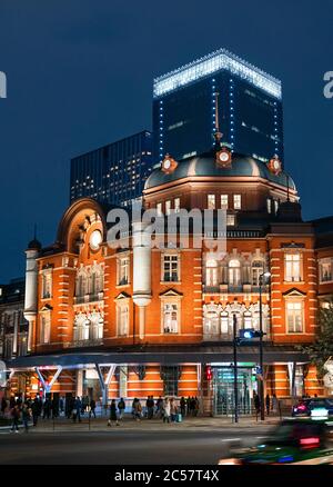 Japan, Honshu Island, Kanto, Tokyo, der Tokyo Bahnhof bei Nacht. Stockfoto