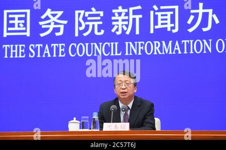 Peking, China. Juli 2020. Shen Chunyao, Direktor der Legislativkommission des Ständigen Ausschusses des Nationalen Volkskongresses, spricht während einer Pressekonferenz des Informationsbüros des Staatsrates über das Gesetz der Volksrepublik China über die Wahrung der nationalen Sicherheit in der Sonderverwaltungsregion Hongkong (HKSAR) in Peking. Hauptstadt von China, 1. Juli 2020. Quelle: Jin Liangkuai/Xinhua/Alamy Live News Stockfoto