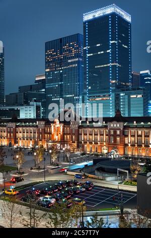 Japan, Honshu Island, Kanto, Tokyo, der Tokyo Bahnhof bei Nacht. Stockfoto