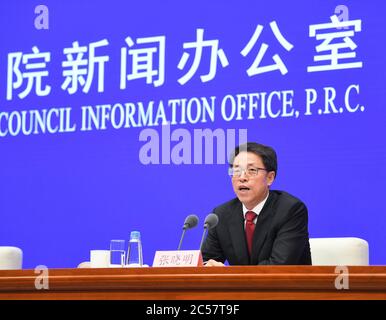 Peking, China. Juli 2020. Zhang Xiaoming, stellvertretender Direktor des Büros für Hongkong und Macao Angelegenheiten des Staatsrates, Spricht während einer Pressekonferenz des Informationsbüros des Staatsrats über das Gesetz der Volksrepublik China über die Wahrung der nationalen Sicherheit in der Sonderverwaltungsregion Hongkong (HKSAR) in Peking, der Hauptstadt Chinas, am 1. Juli 2020. Quelle: Jin Liangkuai/Xinhua/Alamy Live News Stockfoto