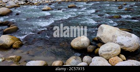 Lange Exposition von schnell fließenden Fluss mit Felsen in ihm Stockfoto