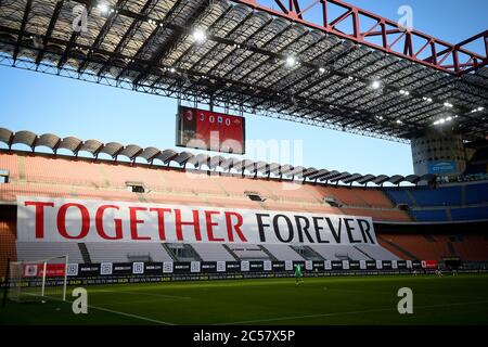 Mailand, Italien - 28. Juni 2020: Die allgemeine Ansicht zeigt ein Banner mit der Aufschrift "Together Forever" im stadio Giuseppe Meazza während des Fußballspiels Serie A zwischen AC Mailand und AS Roma. Der italienische Fußball wird nach dem Ausbruch der Coronavirus-Krankheit COVID-19 hinter verschlossenen Türen wieder aufgenommen. AC Mailand gewann 2-0 als Roma. Quelle: Nicolò Campo/Alamy Live News Stockfoto