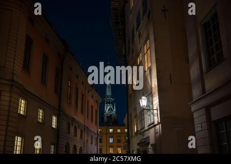 Die deutsche Kirche, die St. Gertrude Kirche in Gamla Stan, die Altstadt in Stockholm, Schweden, illumnized in den Abendhimmel. Stockfoto