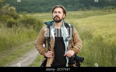 Wandermann genießen Landschaft Stockfoto