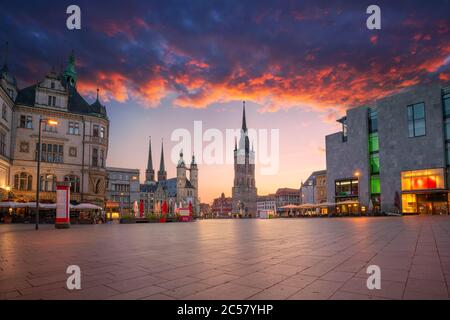 Halle, Deutschland. Stadtbild der historischen Innenstadt von Halle (Saale) mit dem Roten Turm und dem Marktplatz bei dramatischem Sonnenuntergang. Stockfoto