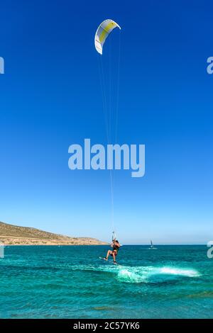 Kitesurfer im Sprung am Strand von Prasonisi (Rhodos, Griechenland) Stockfoto