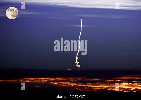 Raketenstart auf den Mond in der Nacht. Reise zu den Sternen. Wissenschaft und neue Technologien. Stockfoto