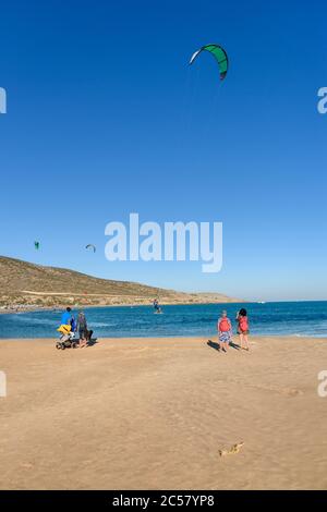 Leute beobachten Kitesurfer Surfen am Strand von Prasonisi (Rhodos, Griechenland) Stockfoto