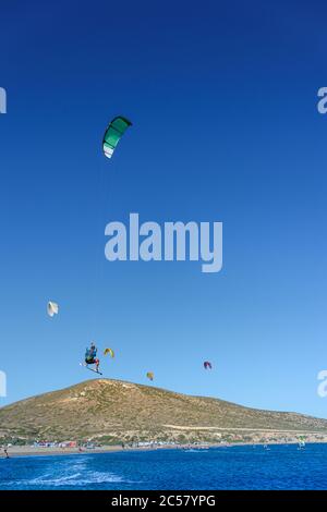 Kitesurfer im großen Sprung in der Luft am Strand von Prasonisi (Rhodos, Griechenland) Stockfoto