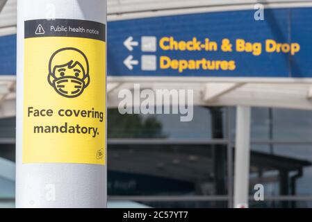 London Southend Airport, Essex, Großbritannien. Juli 2020. Ryanair-Flug FR2190 soll um 13:15 Uhr vom Regionalflughafen in Southend on Sea nach Malaga an der spanischen Costa del Sol abfliegen, dem ersten Linienflug von diesem Flughafen seit dem COVID-19 Coronavirus, der Anfang März mit der Wiedereröffnung der britischen Flughäfen begonnen hat. Passagiere, die für den Flug ankommen, müssen sich bei der Ankunft am Flughafenterminal an strenge Richtlinien halten, die das Tragen von Gesichtsmasken beinhalten und für den Flug und die Ankunft in Spanien erforderlich sind. Gesicht deckt obligatorische öffentliche Gesundheit Hinweis Stockfoto