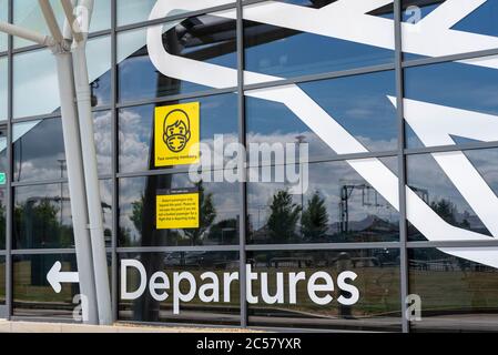 London Southend Airport, Essex, Großbritannien. Juli 2020. Ryanair-Flug FR2190 soll um 13:15 Uhr vom Regionalflughafen in Southend on Sea nach Malaga an der spanischen Costa del Sol abfliegen, dem ersten Linienflug von diesem Flughafen seit dem COVID-19 Coronavirus, der Anfang März mit der Wiedereröffnung der britischen Flughäfen begonnen hat. Passagiere, die für den Flug ankommen, müssen sich bei der Ankunft am Flughafenterminal an strenge Richtlinien halten, die das Tragen von Gesichtsmasken beinhalten und für den Flug und die Ankunft in Spanien erforderlich sind. Warnhinweise Stockfoto
