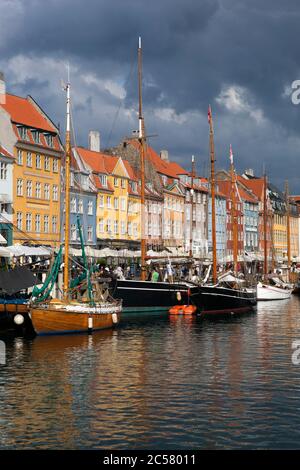 Blick entlang der Nyhavn (neue Hafen) Kanal gesäumt von ehemaligen Kaufmanns Häuser und Boote Stockfoto
