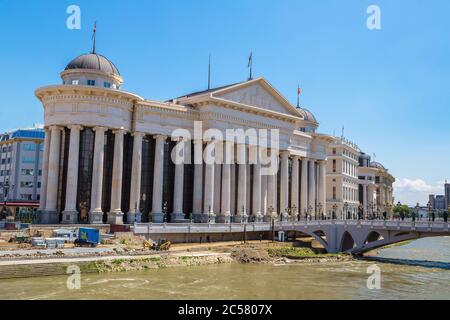 Museum für Archäologie und Brücke in Skopje an einem schönen Sommertag, Republik Mazedonien Stockfoto