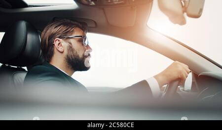Geschäftsmann fahren Auto Porträt Stockfoto