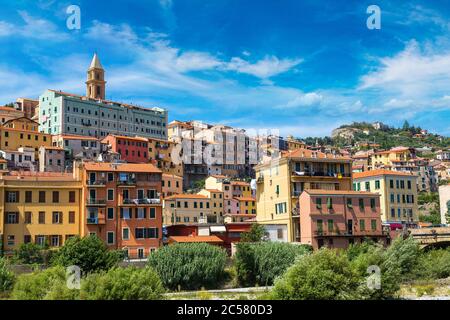 Bunte Häuser in der Altstadt von Ventimiglia in einem schönen Sommertag, Italien Stockfoto