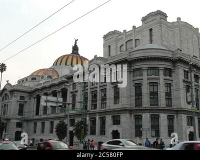 Mexiko Stadt ist lebendig und sehr schön! Ungewöhnliche Architektur Lateinamerikas, spanische Motive und wunderschöne Straßen. Kein Filter Stockfoto