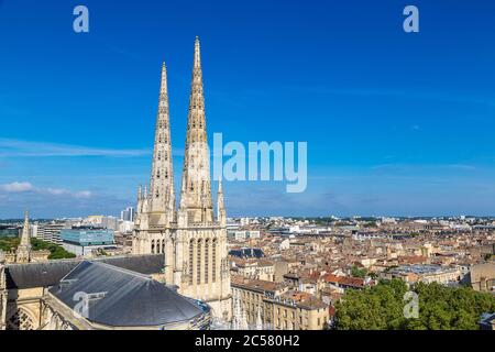 Panoramische Luftaufnahme des St.-Andreas Kathedrale in Bordeaux in einem schönen Sommertag, Frankreich Stockfoto