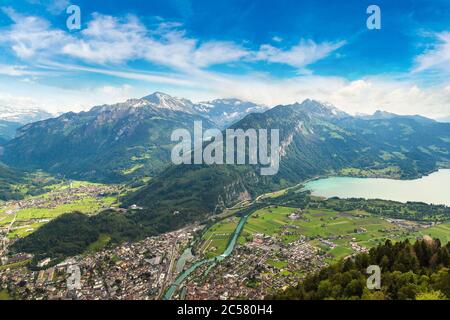 Panoramablick auf Interlaken an einem schönen Sommertag, Schweiz Stockfoto