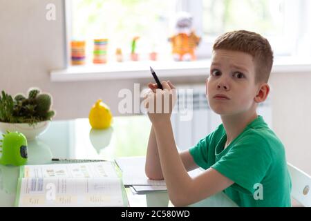 Fernunterricht Online-Bildung. Schüler zu Hause studieren und Schulaufgaben machen. Sitzstuhl mit Trainingsbüchern Stockfoto