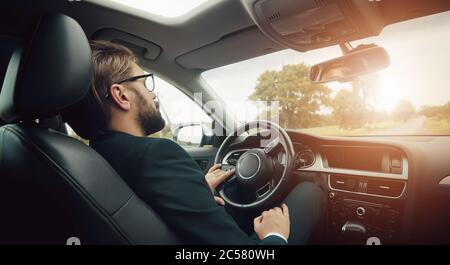 Ermüdete Geschäftsmann ruht sich im Auto Stockfoto