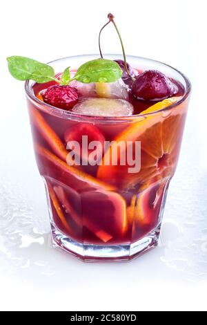 Rotwein Sangria oder Punsch mit Zitrus und Eis mit verschiedenen Früchten und Minze auf weißem Hintergrund Stockfoto
