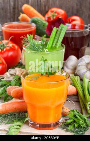 Gesunde Gemüsesäfte von Karotten, Sellerie, Rote Bete und Tomaten. Detox und eine antioxidative Ernährung. Das Konzept der gesunden Ernährung und Lebensstil. Stockfoto