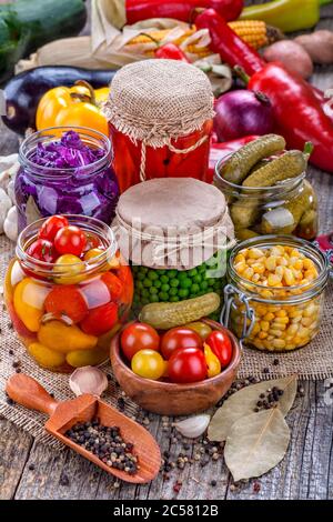 Mehrere Arten von gesunden heimischen Gemüsekonserven. Bewahrt Gemüse in Gläsern. Stockfoto