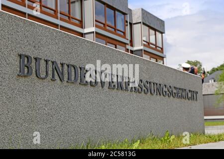 Nahaufnahme des bekannten Steinblocks vor dem Bundesverfassungsgericht in Karlsruhe Stockfoto