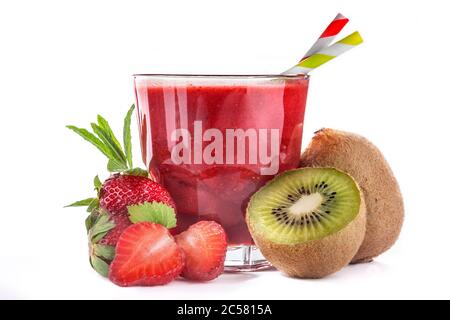 Gesunder Erdbeer- und Kiwi-Saft mit Fruchtfleisch auf weißem Hintergrund.Detox und eine antioxidative Ernährung. Das Konzept der gesunden Ernährung und Lebensstil. Stockfoto