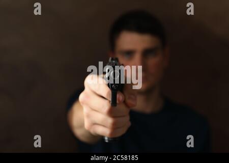 Mann hält Pistole. Selektiver Fokus. Räuber. Gewalt Stockfoto