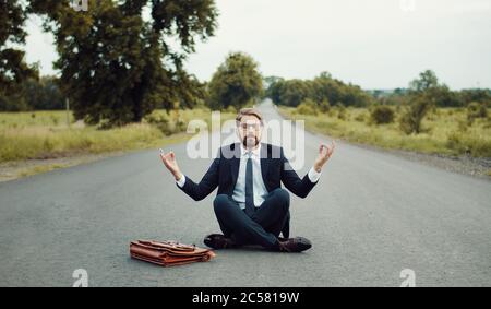 Mann meditiert in der Mitte Straße Stockfoto