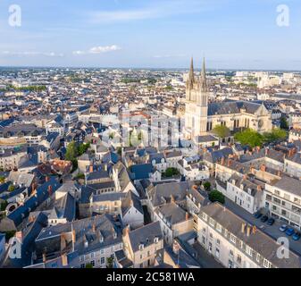 Frankreich, Maine et Loire, Angers, Saint Maurice d'Angers Kathedrale und die Altstadt (Luftaufnahme) // Frankreich, Maine-et-Loire (49), Angers, cathé Stockfoto